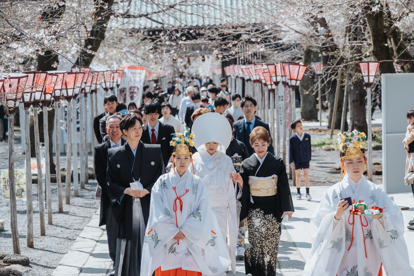 神社での白無垢の参進を撮影