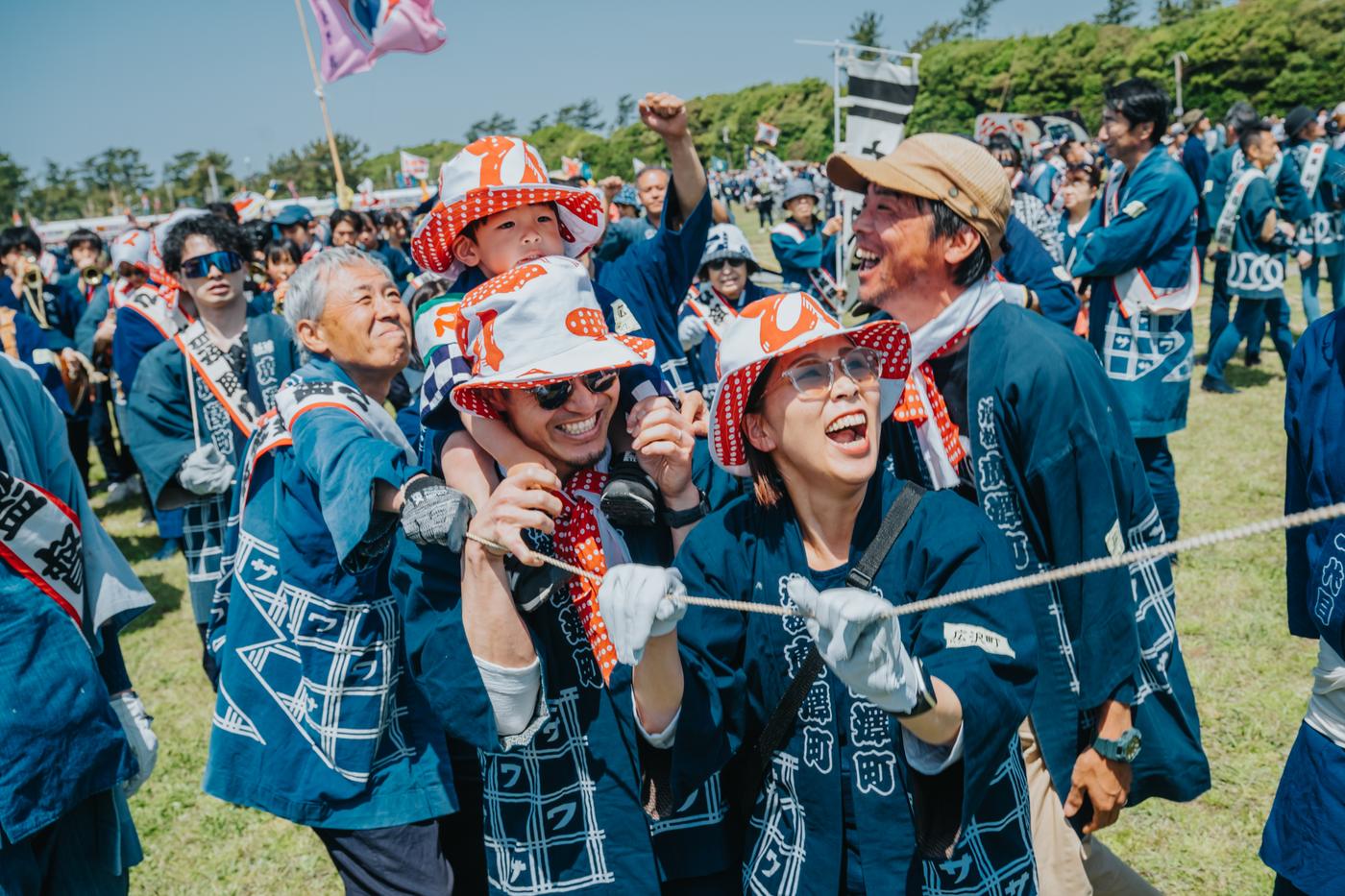 祭りで歓声をあげる家族の出張撮影