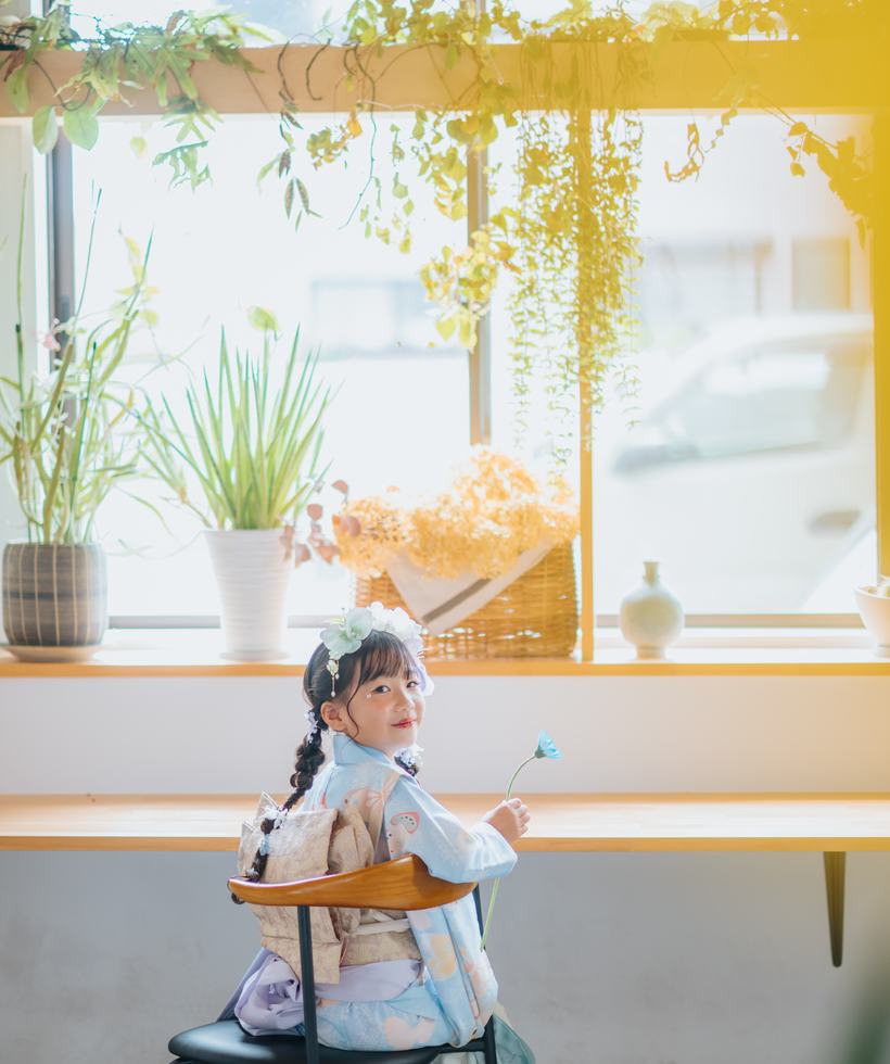 ご自宅の窓辺で過ごす子ども