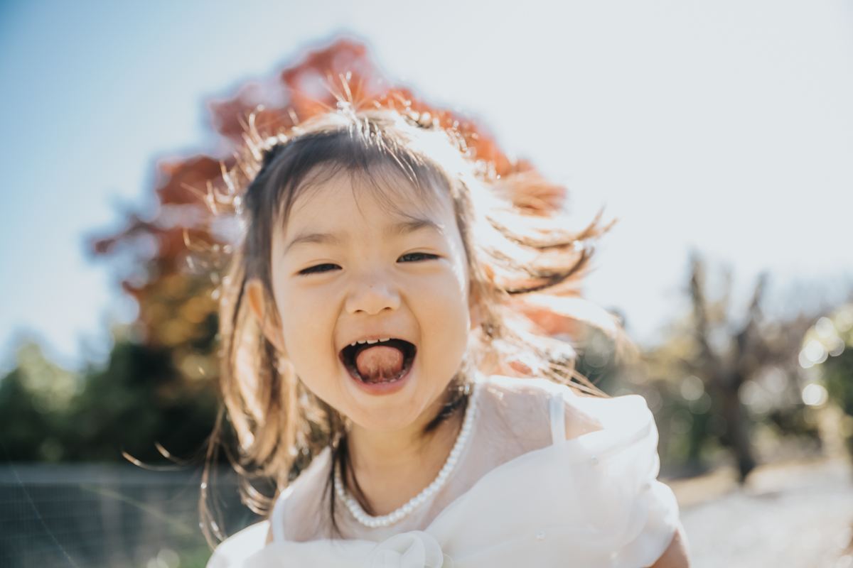 笑いながら駆けてくる子ども