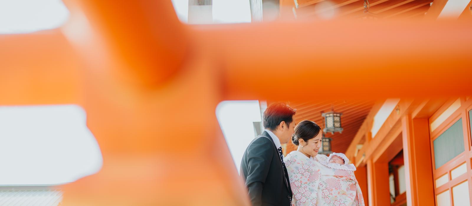 朱塗りの社殿での参拝の様子
